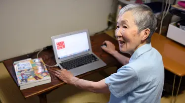 Masako Wakamiya (82) menggunakan laptop di rumahnya daerah Fujisawa, Prefektur Kanagawa, Jepang, 13 Juli 2017. Wakamiya kini menyandang predikat sebagai pengembang atau developer aplikasi berusia paling tua di raksasa gadget Apple. (Kazuhiro NOGI/AFP)