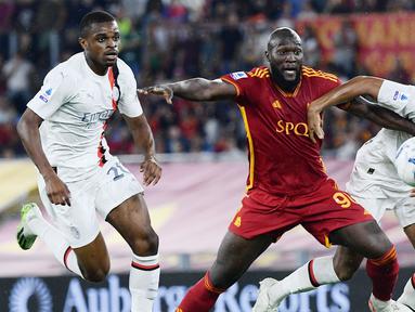 Pemain AS Roma, Romelu Lukaku, berebut bola dengan pemain AC Milan, Malick Thiaw, dalam laga giornata ketiga Liga Italia di Stadion Olimpico, Roma, Sabtu (2/9/2023). AS Roma tumbang dengan skor 1-2. (AFP/Filippo Monteforte)
