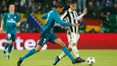 Pemain Real Madrid Raphael Varane berduel dengan pemain Juventus Rodrigo Bentancur saat pertandingan Liga Champions di stadion Allianz, Turin (3/4). (AP/Antonio Calanni)