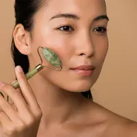 Facial Massage untuk Melatih Otot Wajah (c) Shutterstock