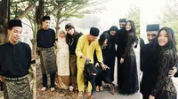 Viral, Foto Keluarga Berhari Raya dengan Anjing