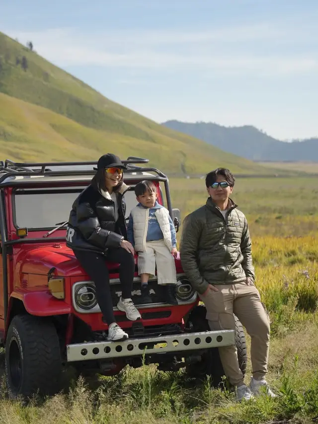 Nikita Willy Liburan di Bromo bersama suami dan anaknya. [@nikitawillyofficial94]