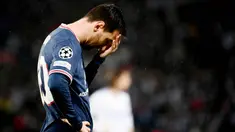 Pemandangan aneh terjadi pada Lionel Messi. Meski berstatus megabintang dan pemain terbaik dunia namun La Pulga tak lepas dari cemoohan dari fans PSG yang kecewa lantaran klub kesayangannya gagal bersaing di Liga Champions. (AFP/Frank Fife)