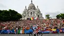 Valentin Madouas dari Prancis bersepeda melewati Basilika Sacre Coeur saat perlombaan balap sepeda jalan raya putra dalam Olimpiade Paris 2024, pada 3 Agustus 2024. (JULIEN DE ROSA/AFP)