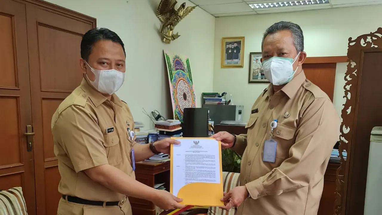Kepala BKPSDM Kota Depok, Supian Suri menyerahkan SK PJ Sekda Kota Depok kepada Sri Utomo