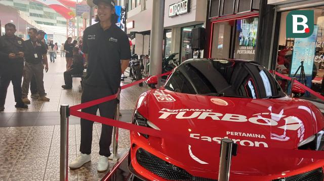 Sean Gelael bersama mobil Ferrari di Gambil Expo Kemayoran, Sabtu (14/2/2026). (Bola.com/Hery Kurniawan).