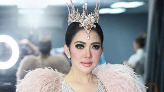 Syahrini Tampil bak Angsa Pink Pukau Penonton di Malaysia 