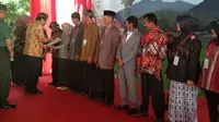 Menteri Administrasi Tata Ruang/Badan Pertanahan Nasional (ATR/BPN) Sofyan Djalil, nampak tengah memberikan sertifikasi tanah kepada 10 perwakilan warga penerima di blok Harjasari, Cisurupan, Garut, Jawa Barat (Liputan6.com/Jayadi Supriadin)