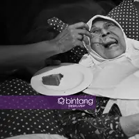 Aminah Cendrakasih hanya bisa melakukan aktivitas di atas tempat tidur. (Foto: Adrian Putra, DI: Muhammad Iqbal Nurfajri/Bintang.com)