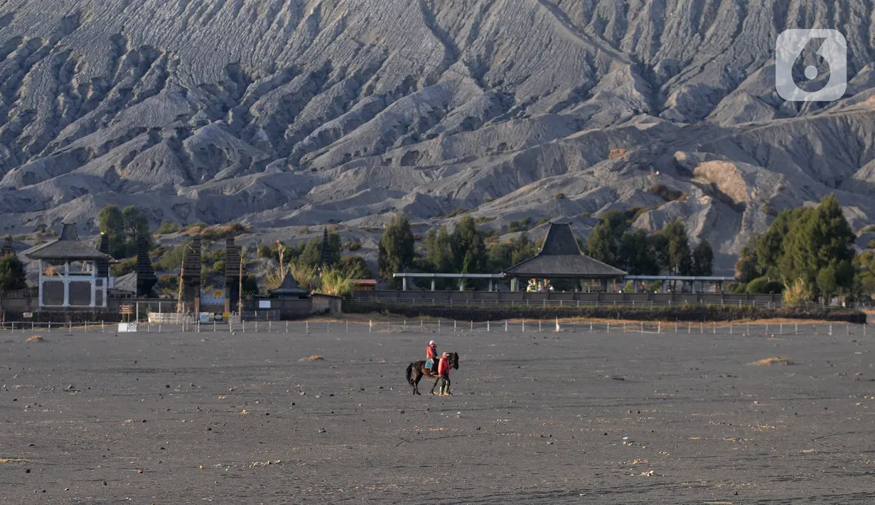 Pemilik kuda berkeliling di lautan pasir Gunung Bromo, Probolinggo, Jawa Timur, Jumat (10/9/2021). Balai Besar Taman Nasional Bromo Tengger Semeru (BB-TNBTS) mulai membuka pintu masuk kawasan wisata Bromo melalui Kabupaten Probolinggo. (merdeka.com/Arie Basuki)