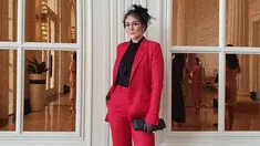 Menggunakan blazer merah yang dipadukan dengan kemeja polos berwarna hitam, penampilan Wulan Guritno satu ini jadi sorotan netizen. Dirinya pun menambahkan detail penampilannya dengan sarung tangan serta aksesoris kepala berwarna hitam. (Liputan6.com/IG/@wulanguritno)