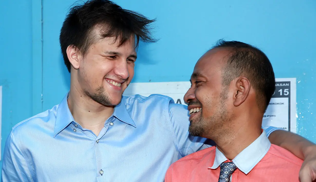 Ia juga menceritakan pertemuan pertama kalinya dengan anaknya. Lelaki berdarah Inggris ini tak kuasa menahan air mata saat akan menggendongnya. (Deki Prayoga/Bintang.com)