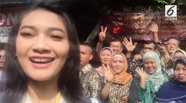 Sejumlah relawan Jokowi yang berasal dari Jakarta mengkuti acara prosesi akad nikah Kahiyang Ayu-Bobby Nasution