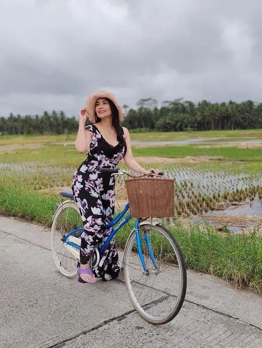 "Oh nggak nggak. Kebetulan anak anak saya udah gede jadi meski sekolah online di rumah justru mereka nggak mau diganggu sama saya. Nggak mau minta bantuan," kata Tessa Kaunang di Trans TV, Jakarta Selatan, Senin (21/12/2020). (Instagram/tessakaunang_tuiit)