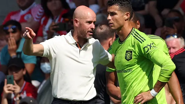 Manajer Manchester United, Erik ten Hag bersama Cristiano Ronaldo.