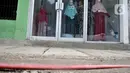 Kondisi salah satu kabel terkelupas di Jalan Jatinegara Kaum, Jakarta, Minggu (12/1/2020). Kurangnya pengawasan dalam penyelesaian proyek instalasi listrik bawah tanah PLN tersebut dapat membahayakan keselamatan pengendara serta pejalan kaki. (merdeka.com/Iqbal S. Nugroho)
