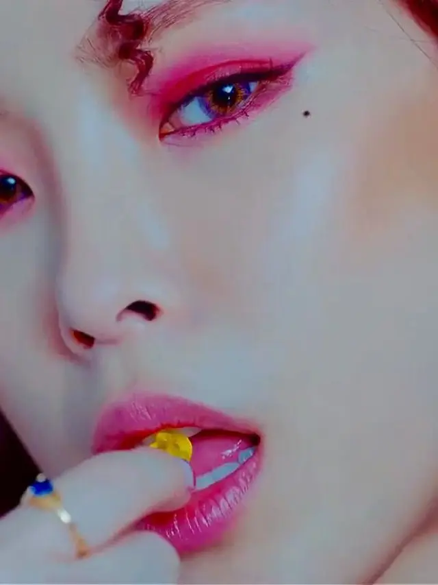 [Bintang] Editor Says: Super Quirky, Cerahnya Korean Makeup yang Dipopulerkan Penyanyi Ini