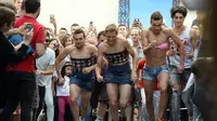 Para peserta mengikuti lomba lari dengan high heels dalam perayaan Gay Pride di Madrid, Spanyol, (3/7/14). (AFP PHOTO/Gerard Julien)