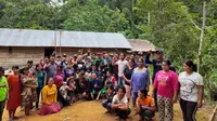 Sekolah Alam Anak Dusun Ambatunin, Tanpa Atap Tetap Semangat. foto: istimewa