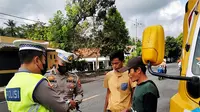 Proses penilangan kendaraan yang melanggar  jam operasional di Kabupaten Lumajang (Istimewa)