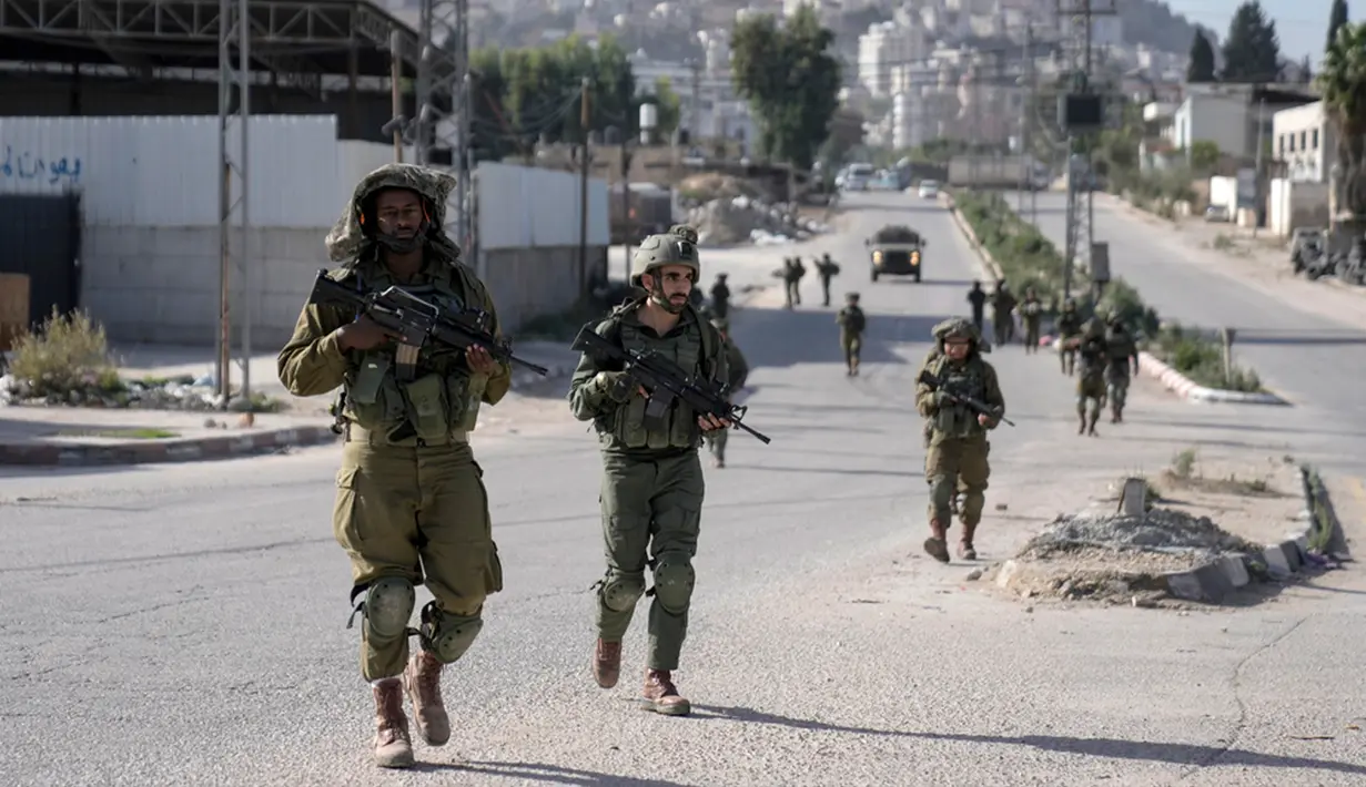 "Tiga pemuda lain Palestina menderita luka karena ditembak di punggung, satu lagi di kaki, dan seorang anak berusia 17 tahun menderita luka tembak di paha," kata laporan tersebut. (AP Photo/Majdi Mohammed)