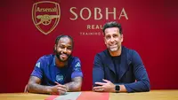 Raheem Sterling (kiri) berfoto bersama Direktur Olahraga Arsenal, Edu Gaspar, saat menandatangani kontrak peminjaman selama satu musim, Jumat (30/8/2024). (X/Arsenal)