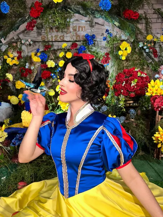 Bukankah Tasya Farasya tidak pernah gagal menghadirkan cosplay sebagai Disney Princess, seperti Snow White dalam beberapa foto di atas, Sahabat FIMELA? Foto: Instagram.