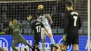 Proses terjadinya gol yang dicetak striker Celta Vigo, Maxi Gomez ke gawang Real Madrid, pada laga La Liga Spanyol di Stadion Balaidos, Vigo, Minggu (7/1/2018). Kedua klub bermain imbang 2-2. (AP/Lalo R.Villar)