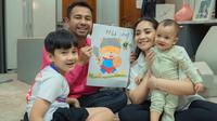 Raffi Ahmad bersama Nagita Slavina beserta anaknya Rafathar Malik Ahmad dan Rayyanza Malik Ahmad.