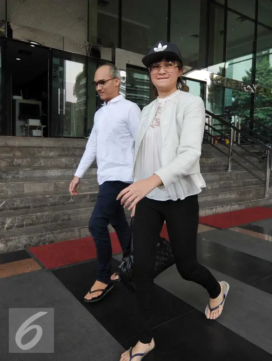 Artis Marshanda bersama sang kekasih, Egi John berjalan keluar Gedung KPK, Jakarta, Jumat (2/10/2015). Marshanda datang untuk meminta izin agar bisa menjenguk Otto Cornelis Kaligis yang ditahan di Rutan Guntur. (Liputan6.com/Helmi Afandi)