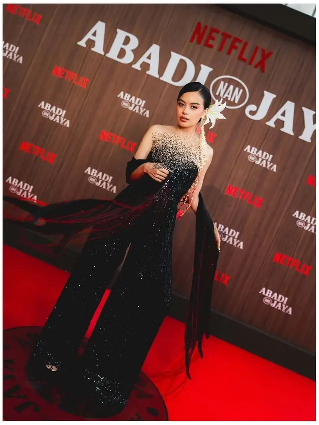 5 Potret Gaya Memukau Eva Celia di Pemutaran Perdana Film Zombie 'Abadi Nan Jaya'