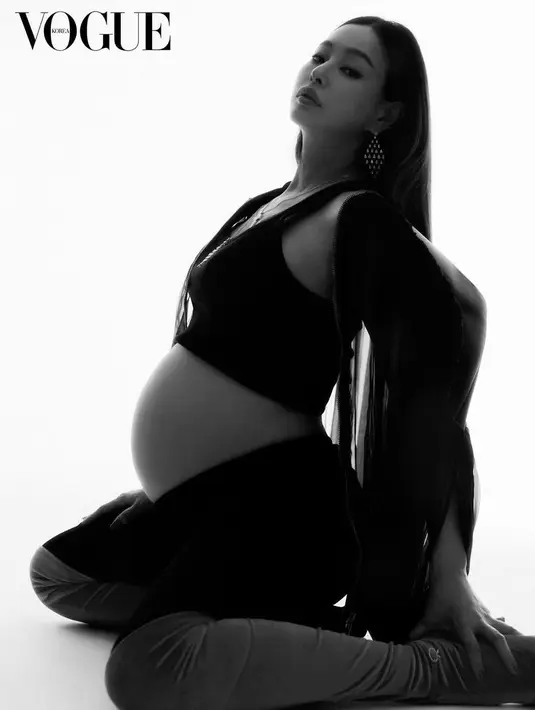 <p>Awal Januari 2022, artis Honey Lee mengumumkan kehamilan anak pertamanya di usia 39 tahun. Kini kehamilannya pun sudah memasuki 36 minggu. Sebelum melahirkan bulan depan, ia melakukan pemotretan bersama Vogue Korea memamerkan perut besarnya. Berikut ulasannya. @voguekorea/Jungwook Mok</p>