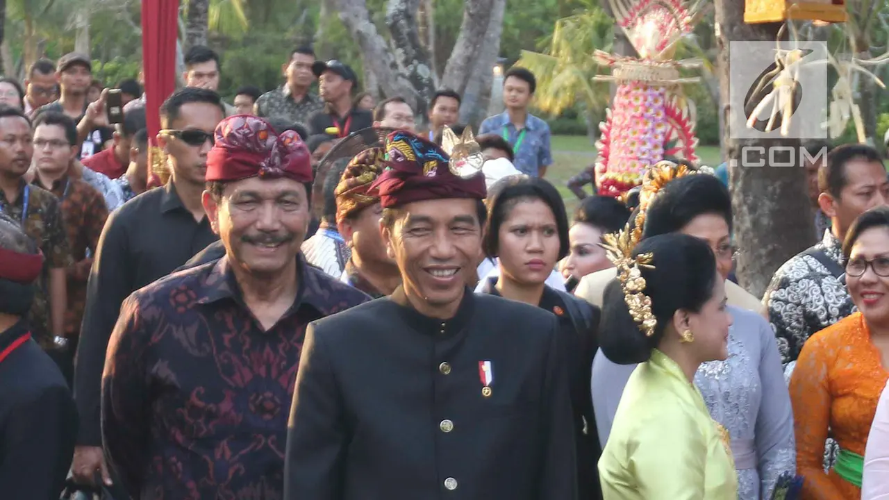 Kenakan Pakaian Adat, Jokowi  Buka Karnaval Budaya Bali