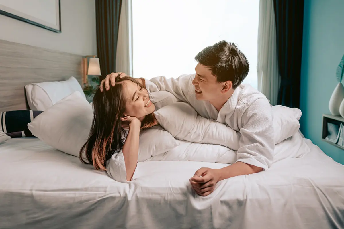 pasangan di kamar tidur