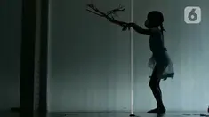 Seorang murid mengikuti gerakan balet di sanggar on point Ballet School, Jakarta, Jumat (11/06/2021). Sanggar balet tersebut sudah buka kembali normal, dengan kapasita 50 persen, untuk murid yang kurang sehat dan masih belom berani tatap muka, di bukakan online.(Liputan6.com/Herman Zakharia)