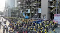 Ribuan pekerja PT Kilang Pertamina Balikpapan melakukan aksi gotong royong membersihkan 84 lantai kilang dengan ketinggian mencapai 120 meter di area Residual Fluid Catalytic Cracking (RFCC) Proyek RDMP Balikpapan.