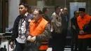 Rektor Universitas Jenderal Soedirman (Unsoed) Akhmad Sodiq berjalan menuju mobil tahanan seusai menjalani pemeriksaan di Gedung Merah Putih KPK, Jakarta, Sabtu, 22 Agustus 2026. KLY/ Arie Basuki)