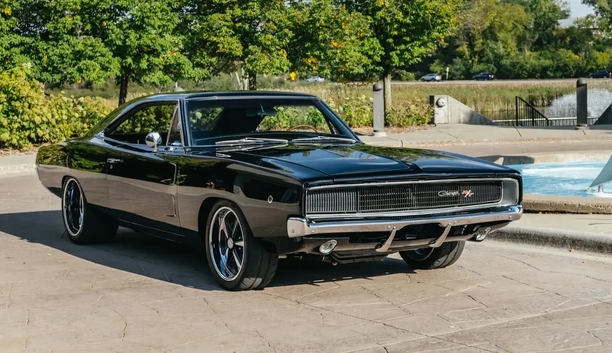 1968 Dodge Charger R/T yang merupakan salah satu muscle car keluaran tahun 60an yang sangat populer dan ikonik. Mobil ini pernah tampil di beberapa film seperti Fast & Furious dan The Dukes of Hazzard. Selain ikonik, mobil ini juga memiliki performa yang mengesankan dengan mesin V8 yang mampu menghasilkan tenaga hingga 375hp. (Source: hotcars.com)