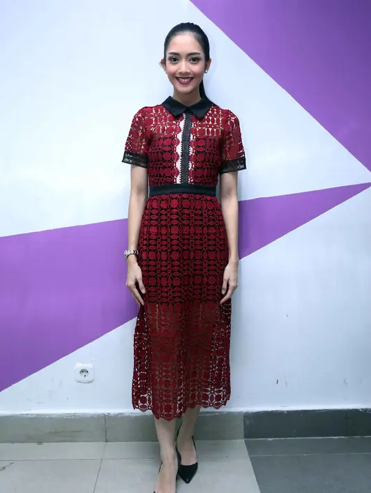 "Kalo aku pulang, malem-malem nanya abis syuting. Karena dikomunikasikan terus. Tapi sesekali aku suka bawa anak-anak ke lokasi syuting," tutur Ririn Dwi Ariyani usai Mata Hati di kawasan Tendean, Jakarta Selatan, Selasa (9/2). (Nurwahyunan/Bintang.com)