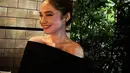 Di hari spesialnya tersebut, kekasih Rizky Nazar ini tampil elegan dengan baju hitam lengan panjang model off shoulder. @syifahadju