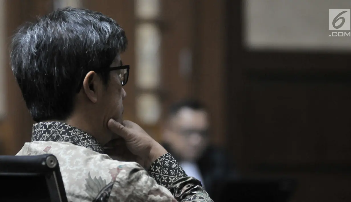 Terdakwa kasus korupsi E-KTP Anang Sugiana Sudiharjo mendengarkan putusan majelis hakim di Pengadilan Tipikor, Jakarta, Senin (30/7). Anang dihukum 6 tahun penjara dan denda Rp 1 miliar atau subsider 4 bulan kurungan. (Merdeka.com/Iqbal S. Nugroho)