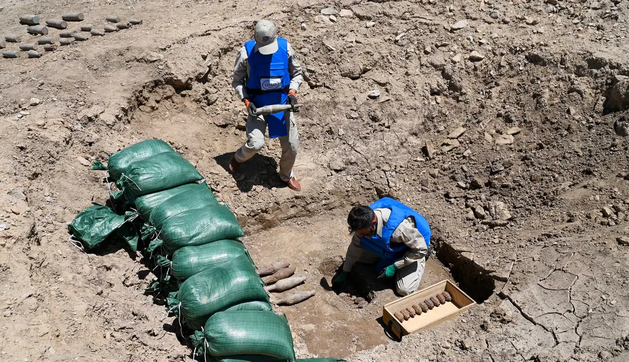 Afghanistan merupakan salah satu dari beberapa negara di mana sebagian besar wilayahnya dipenuhi dengan bom dan ranjau darat. (Wakil KOHSAR/AFP)