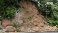 Tebing setinggi 20 meter longsor di CIsarua, Puncak, Bogor. Jalan raya yang tertutup material kini sudah normal kembali.