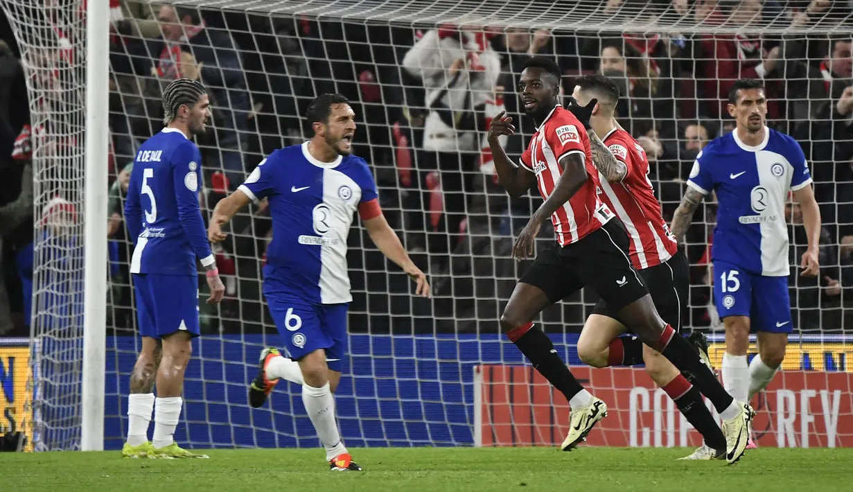 Pemain Athletic Bilbao, Inaki Williams, melakukan selebrasi setelah mencetak gol ke gawang Atletico Madrid pada laga semifinal Copa del Rey di Stadion San Mames, Jumat (1/3/2024). Kemenangan ini memastikan langkah mereka ke babak final Copa del Rey 2023/2024 (AFP/Ander Gillenea)