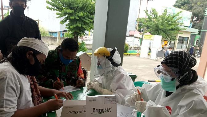 Usai mengikuti salat Jumat, ratusan jemaah di Masjid Agung Mujahidin Serpong, Kota Tangerang Selatan, harus menjalani rapid test, Jumat (1/5/2020).