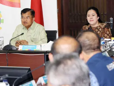 Wakil Presiden Jusuf Kalla didampingi Menko PMK Puan Maharani saat memimpin rakor persiapan Asean Games 2018 di Jakarta, Senin (19/2). Dalam rakor ini sejumlah menteri dan pejabat negara lain turut hadir. (Liputan6.com/Angga Yuniar)