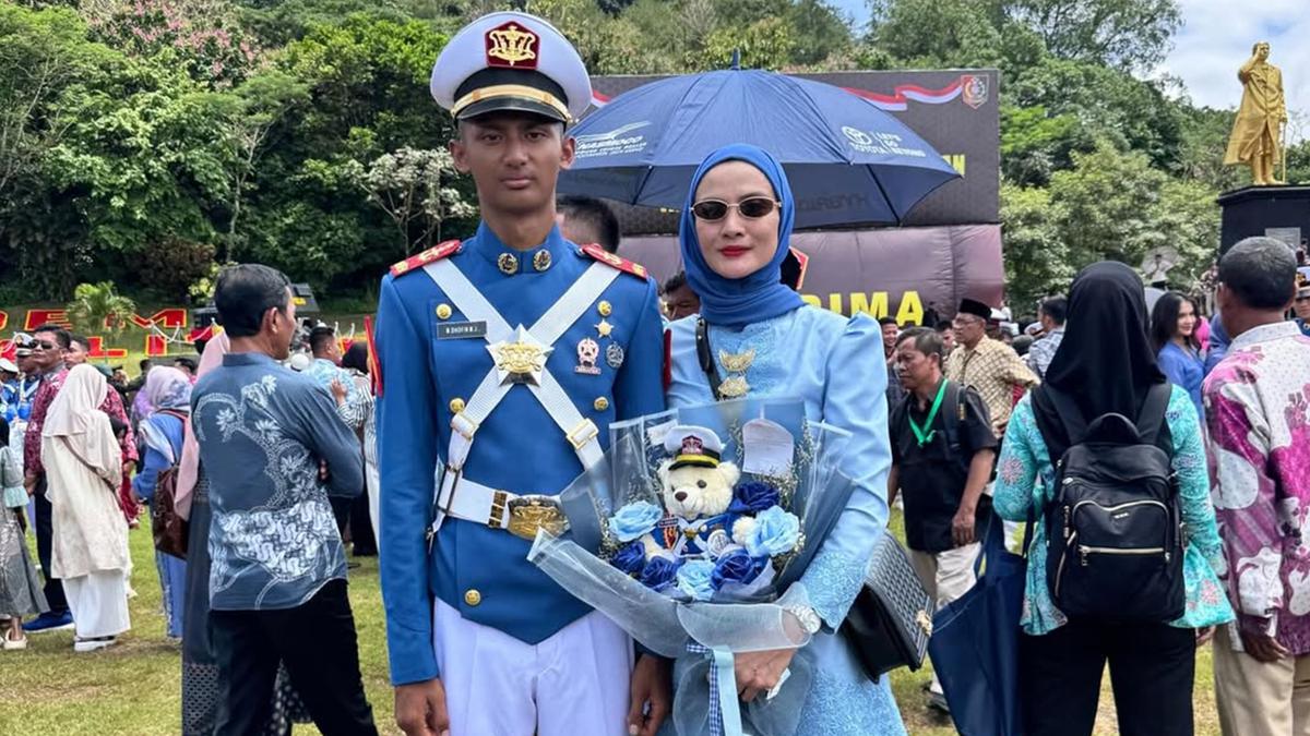 6 Potret Kebaya Brokat Ade Maya di Wisuda Dhofin, Anggun Dampingi Sang Putra