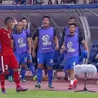 Abduh Lestaluhu memperlihatkan kemarahannya dengan menendang bole ke bench Thailand saat leg kedua final Piala AFF 2016. Netizen bangga! (Istimewa)