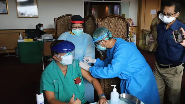 Vaksinasi Covid-19 lansia di Surabaya. (Dian Kurniawan/liputan6.com)