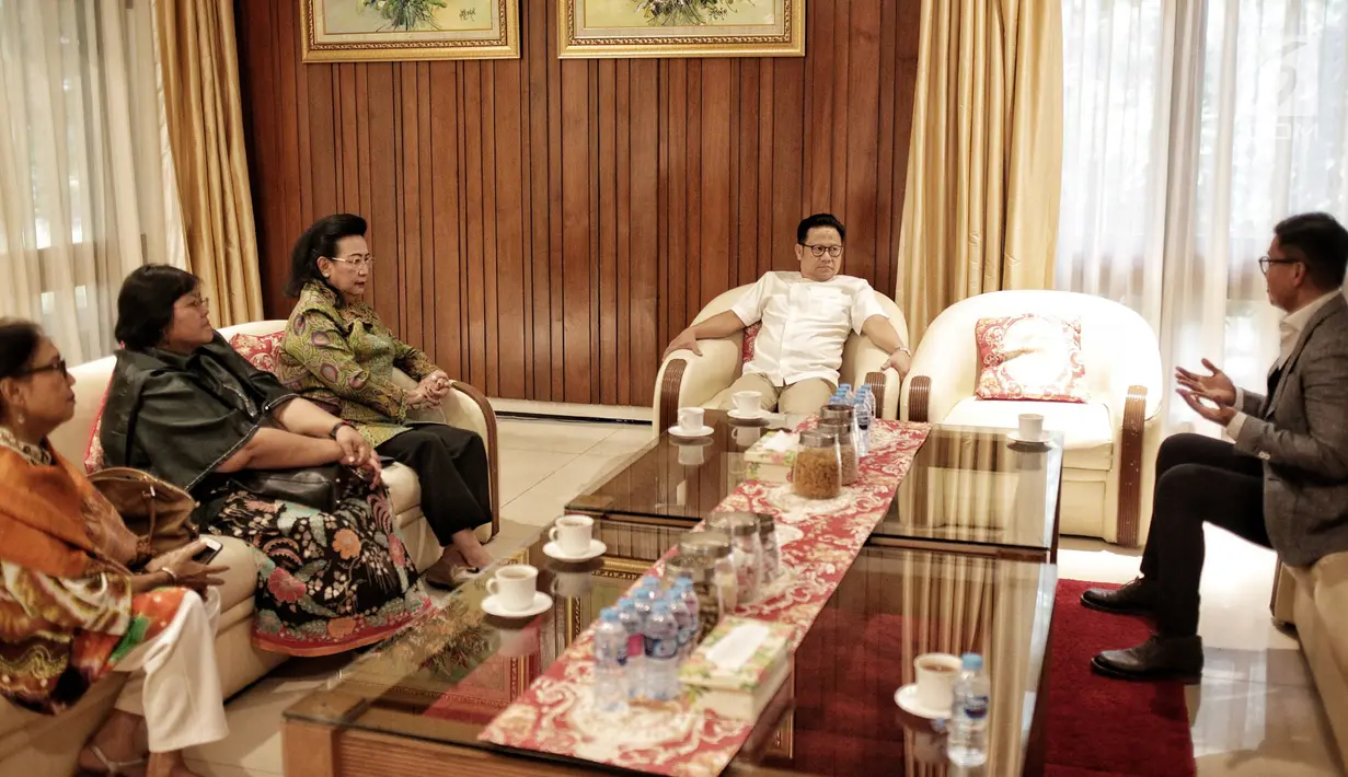 Ketua Umum PKB Muhaimin Iskandar atau Cak Imin (tengah) berbincang dengan Pimpinan DPD RI GKR Hemas di kediamannya, Jakarta, Rabu (23/1). Cak Imin dan GKR Hemas juga membahas hal-hal kenegaraan yang perlu perhatian serius. (Liputan6.com/Faizal Fanani)